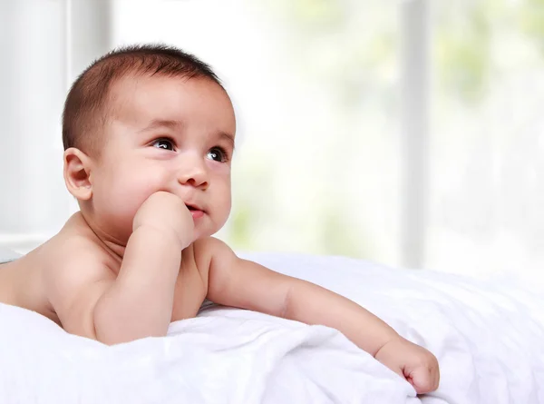 Adorabile piccolo bambino succhiare le dita — Foto Stock