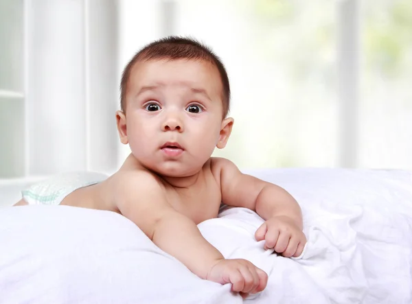 Niedliches kleines Baby auf dem Bett — Stockfoto