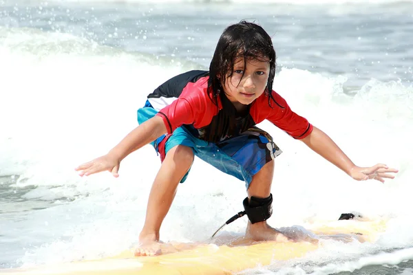바다에서 서핑 하는 어린 소년 — 스톡 사진