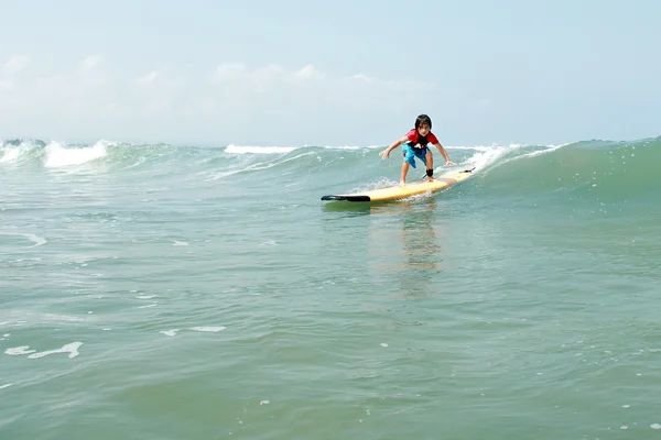 Jovens surfistas desfrutando de sua ação — Fotografia de Stock