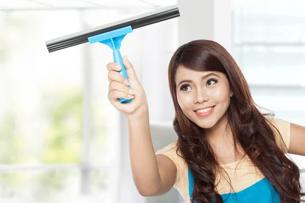 Mooie jonge Aziatische vrouw doen huishoudelijke taken met glas cle — Stockfoto