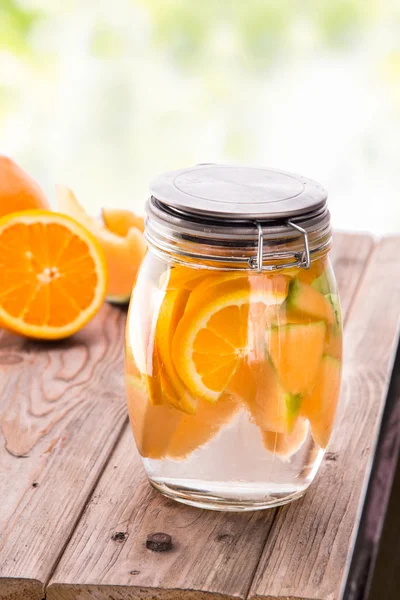 Čerstvé ovoce Flavored naplněny vodou smíchá pomeranče a meloun — Stock fotografie