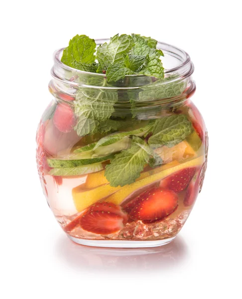 Infunderas färsk frukt vatten lime, gurka, jordgubbe och mynta. Jag — Stockfoto