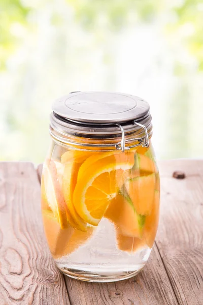 Färsk frukt Flavored infunderas vatten blanda orange och melon — Stockfoto