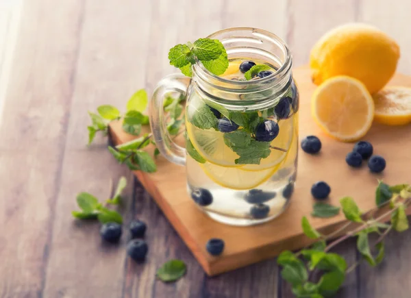 Frutta fresca Miscela aromatizzata di acqua infusa di mirtillo, limone e m — Foto Stock