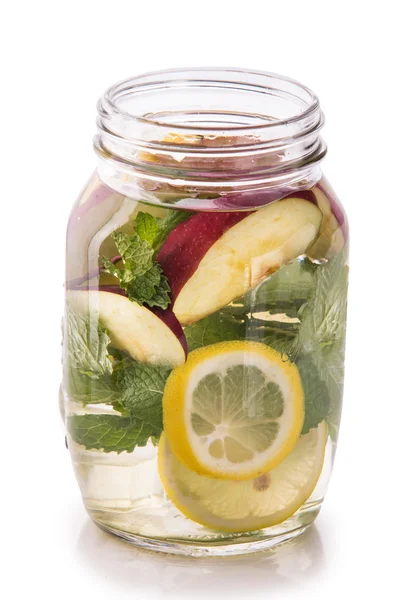 Infunderas färsk frukt vatten citron, äpple och mynta blad. isolera — Stockfoto