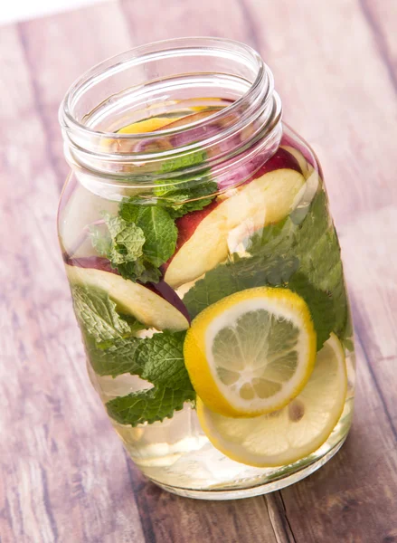 Frutas frescas Mistura de água com sabor a limão, maçã e hortelã — Fotografia de Stock