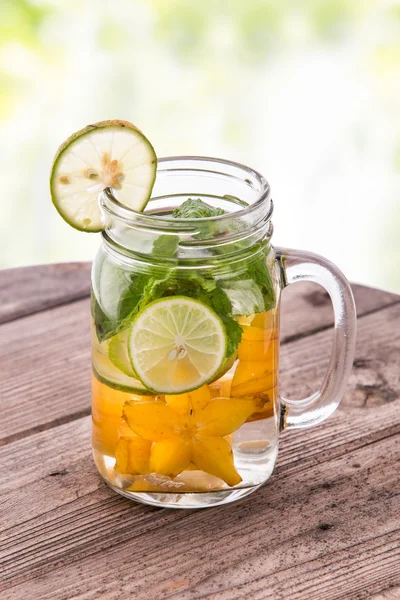 Fresh fruit Flavored infused water mix of starfruit, mint and li — Zdjęcie stockowe