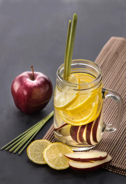 Frutas frescas Mistura de água aromatizada com infusão de maçã, limão e limão — Fotografia de Stock
