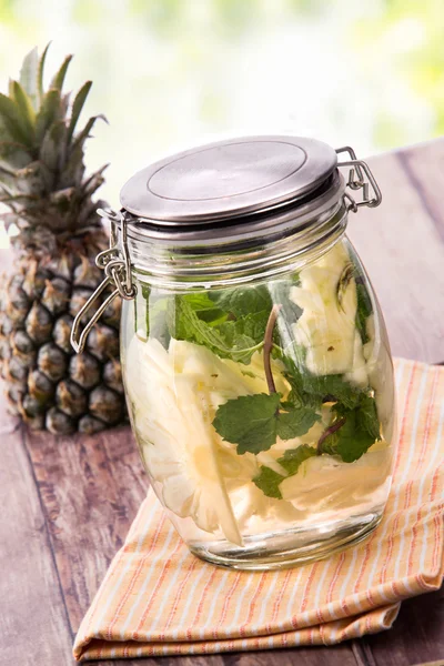 Fresh fruit Flavored infused water mix of pineapple and mint — 图库照片