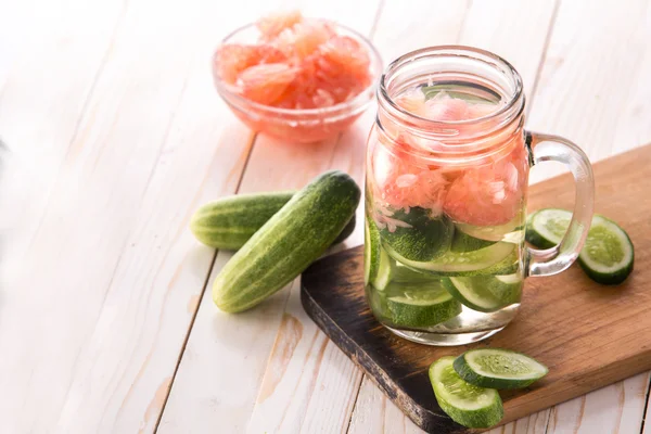 Fresh fruit Flavored infused water mix of  grapefruit and cucumb — Stock Photo, Image