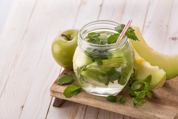 Fruta fresca Mistura de água aromatizada com infusão de maçã, hortelã e melão — Fotografia de Stock
