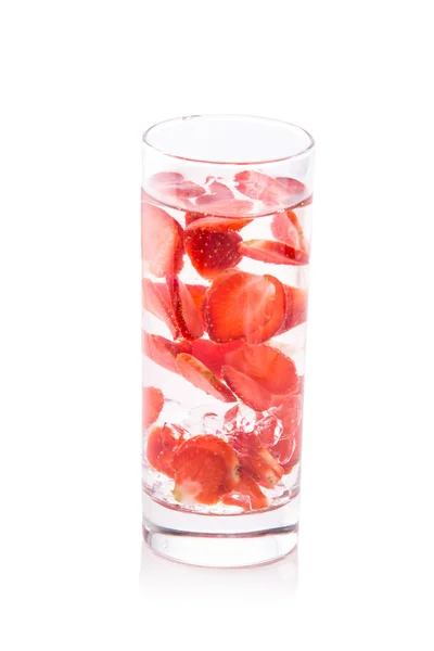 Eau de fruits frais infusée de fraise. isolé sur blanc — Photo