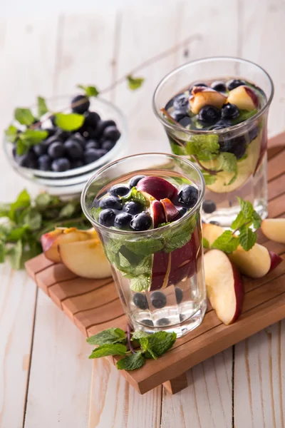 Fruta fresca Mezcla de arándanos, manzanas y m con sabor a agua infundida — Foto de Stock