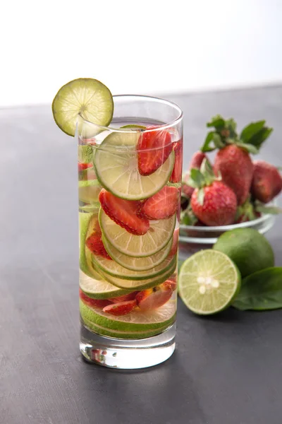 Fresh fruit Flavored infused water mix of strawberry and lime — Zdjęcie stockowe