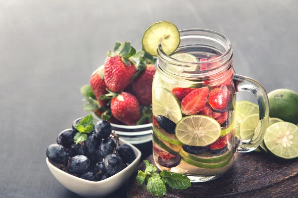 Fresh fruit Flavored infused water mix of Strawberry, grape and — Φωτογραφία Αρχείου