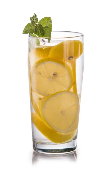Наполягає свіжа фруктова вода з лимона. ізольовані над білим — стокове фото