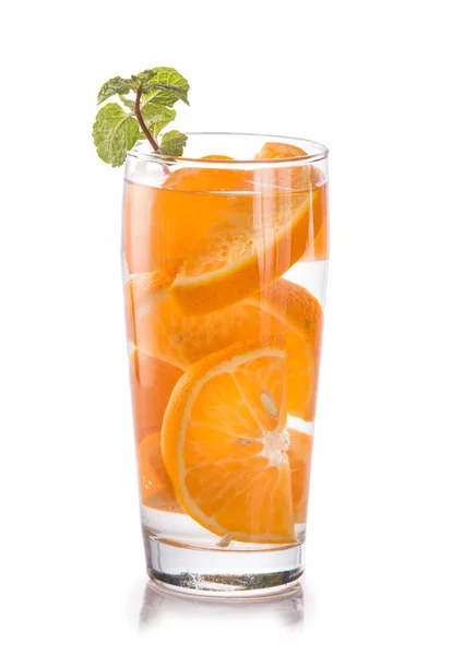 Água de fruto fresca infundida de cítricos cor de laranja. isolado sobre branco — Fotografia de Stock