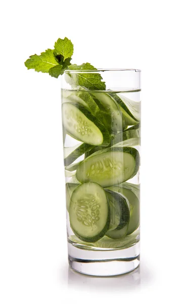 Infused fresh fruit water of cucumber. isolated over white — Stock fotografie