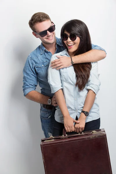 Junger Kaukasier lächelt, während er seiner asiatischen Freundin einen Rücken gibt — Stockfoto