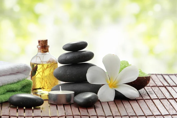 Essential oil , candle, towel and stones for teraphy — Stock Photo, Image