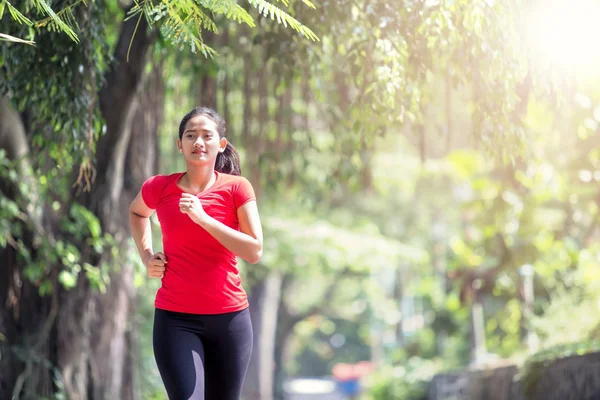 Jonge Aziatische vrouw joggen in het park — Stockfoto