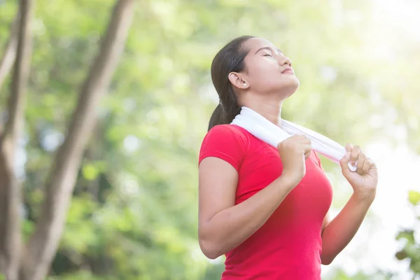 Mujer asiática disfrutando de la naturaleza después de hacer ejercicio —  Fotos de Stock