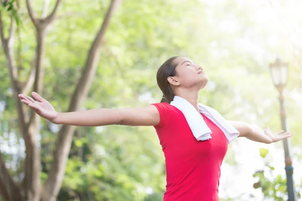 Mujer asiática disfrutando de la naturaleza después de hacer ejercicio — Foto de Stock