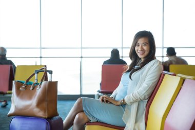 uçağı bekleyen kadın