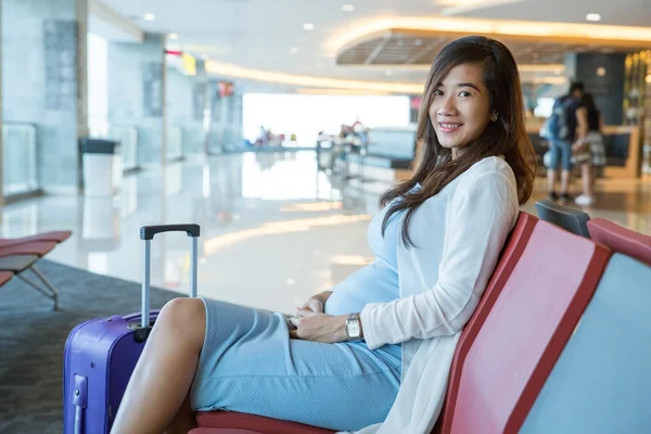 Mujer esperando su vuelo — Foto de Stock