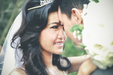 güzel gelin ve damat alnına dokunmak