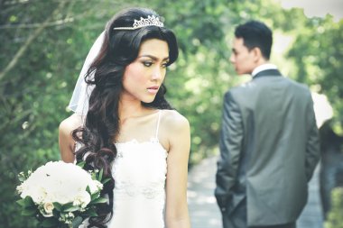 beh bir buket ile onun damat tutarak Geriye baktığımda gelin