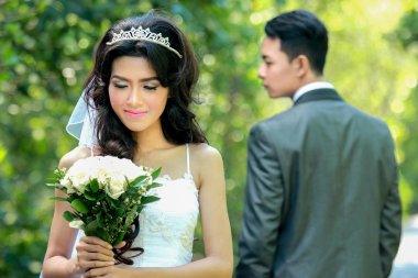bir buket ile onun damat tutarak gülümseyen gelin