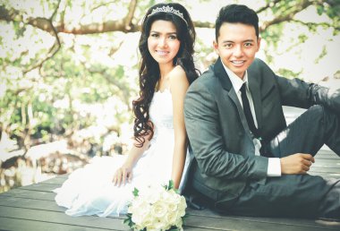 ahşap yolda oturan genç yeni evli çift