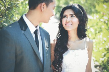 damat ve gelin söz ve orman tarafından yürüyüş