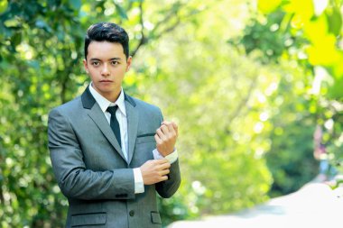 yakışıklı damat kollarını sabitleme