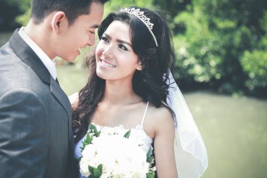 güzel gelin ve birbirlerine baktıktan yakışıklı damat