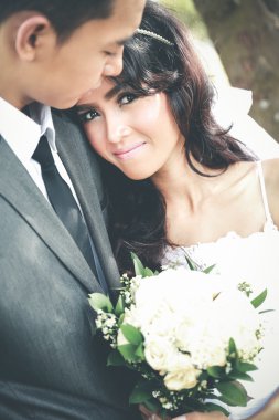 güzel gelin damadın omzuna Yalın sırasında gülümseyen