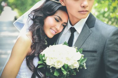 güzel gelin damadın omzuna Yalın sırasında gülümseyen