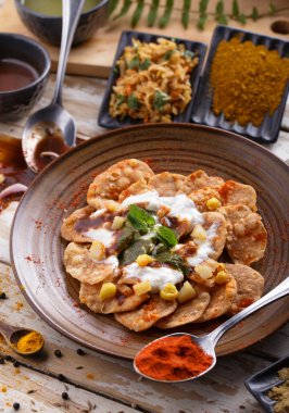 Hint aperatif papri chaat baharat ile yoğurt ile servis