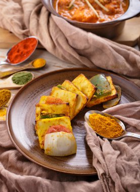 Hint paneer tikka tavuk tikka masala ile görev yaptı.