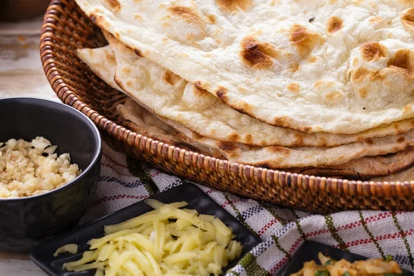 Pão de naan indiano e paneer — Fotografia de Stock