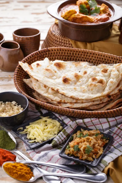 Pan de naan indio con pollo al curry y algunos ingredientes —  Fotos de Stock