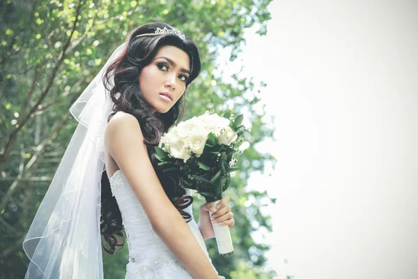 Beautiful bride holding a bouquet — Stock Photo, Image