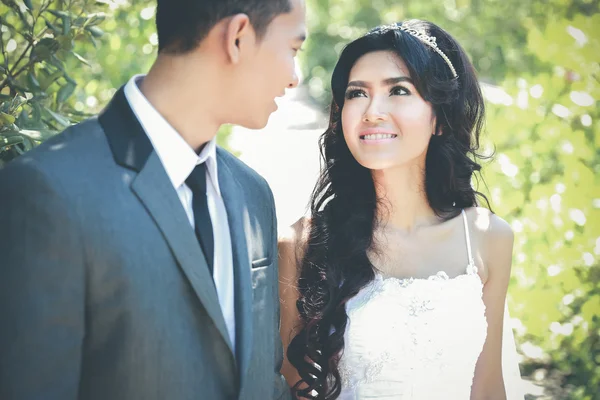 damat ve gelin söz ve orman tarafından yürüyüş