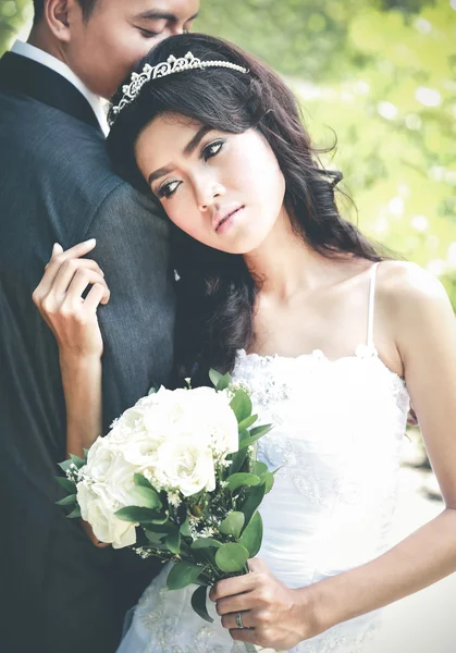 güzel gelin damadın omzuna yalın