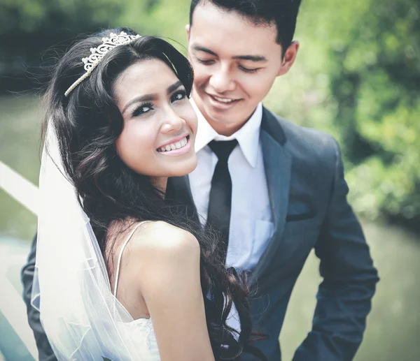 Beautiful bride and handsome groom smiling — Stock Photo, Image