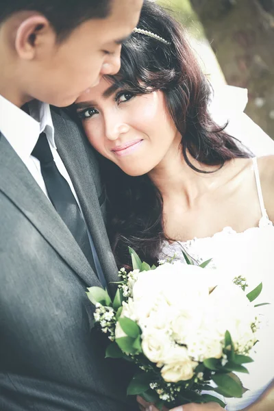 güzel gelin damadın omzuna Yalın sırasında gülümseyen