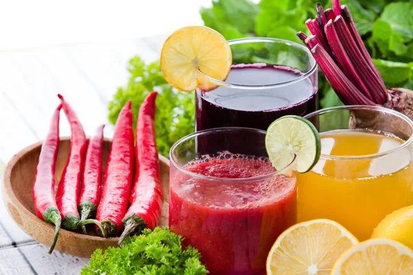 Några friska färsk juice med ingredienser — Stockfoto