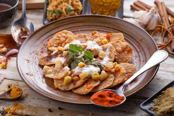 Indio streetfood papri chaat adornado y servido con yogur —  Fotos de Stock
